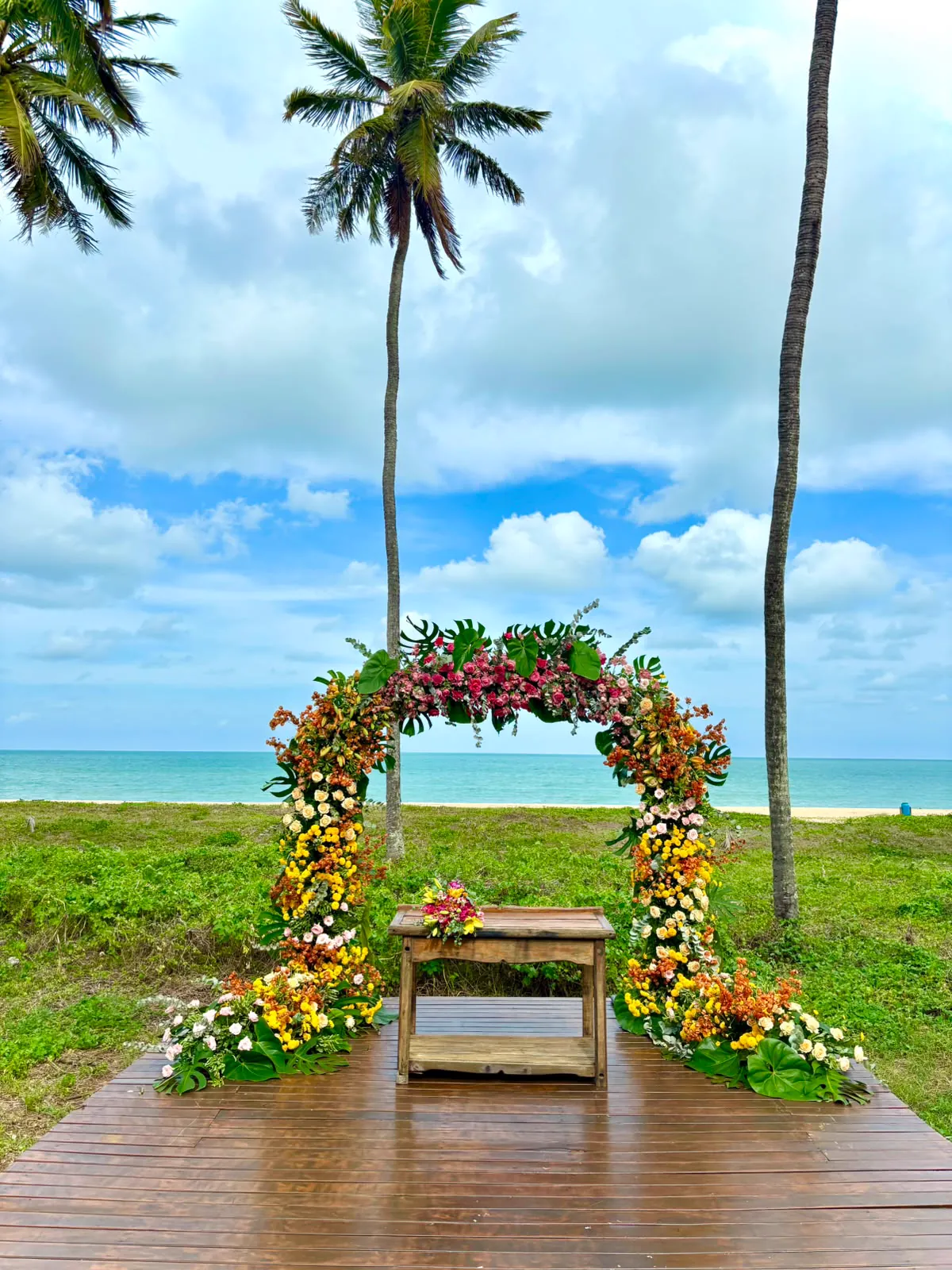 Arco floral à beira-mar