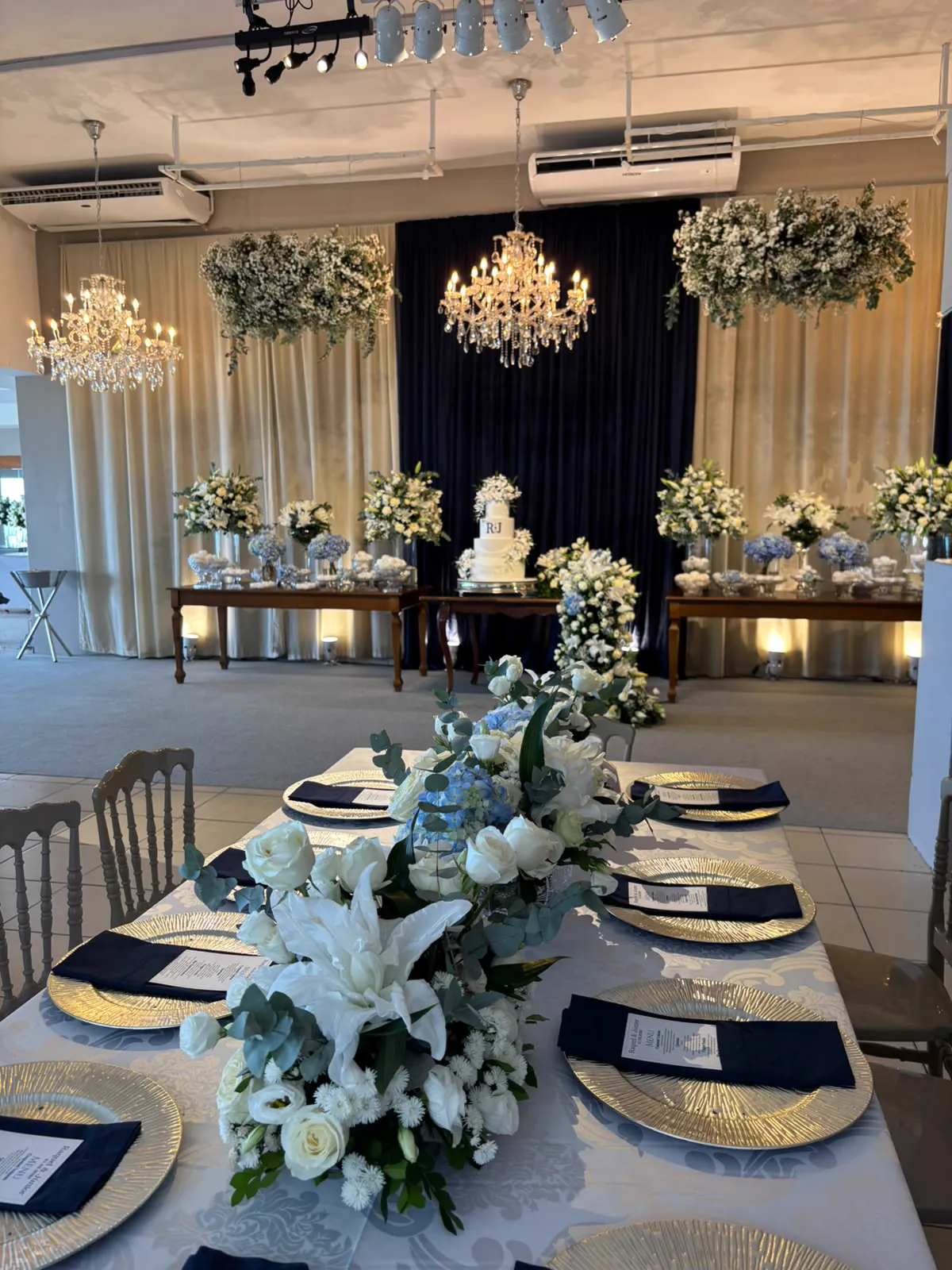 Mesa de casamento em tons de azul